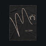 Moderne minimalistische bruid | Zwart   Beige Scri Fleece Deken<br><div class="desc">Show uw bruidsprijs met gepersonaliseerde uitrusting perfect voor bestemmingsbruiloften of uw huwelijksreis. Maakt een attent cadeau voor de aanstaande bruid!</div>