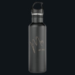 Moderne minimalistische bruid | Zwart   Beige Scri Waterfles<br><div class="desc">Show uw bruidsprijs met gepersonaliseerde uitrusting perfect voor bestemmingsbruiloften of uw huwelijksreis. Maakt een attent cadeau voor de aanstaande bruid!</div>