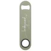 Moderne Minimalistische Bruidsmeisje Script Salie  Speed Flessenopener (Voorkant)