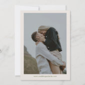 Moderne minimalistische bruiloft foto save the date (Achterkant)