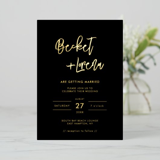 Moderne, minimalistische bruiloft zwart en goud folie uitnodiging (Staand Voorkant)