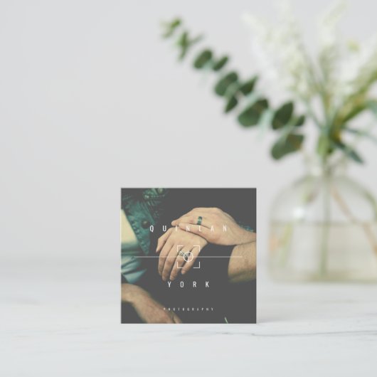 Moderne, minimalistische camera focusfotograaf vierkante visitekaartje (Staand voorkant)