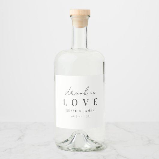 Moderne minimalistische "Drink in liefde" bruiloft Likeurfles Etiket (Voorkant)