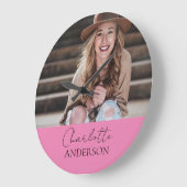 Moderne minimalistische eenvoudige naam foto roze grote klok (Hoek)