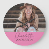 Moderne minimalistische eenvoudige naam foto roze grote klok (Voorkant)