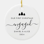 Moderne minimalistische eerste verloofde kerst keramisch ornament (Achterkant)