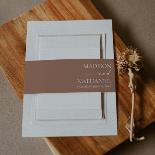 Moderne minimalistische elegante Mocha Mousse brui Uitnodigingen Wikkel