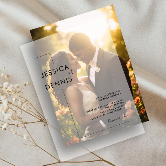 Moderne minimalistische elegante script bruiloft vellum uitnodigingen