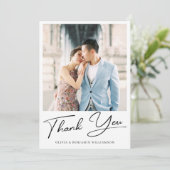 Moderne minimalistische elegante script foto bruil bedankkaart (Staand voorkant)