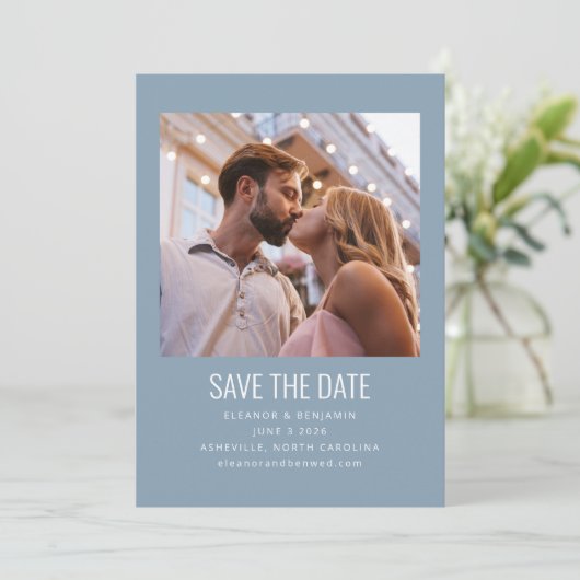 Moderne minimalistische foto bruiloft Dusty Blue Save The Date (Staand voorkant)