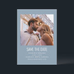Moderne minimalistische foto bruiloft Dusty Blue Save The Date<br><div class="desc">Deze elegante save the date-kaart heeft een zachte stoffige blauwe achtergrond met een gecentreerde foto van het paar en scherpe witte moderne typografie. Het minimalistische ontwerp laat je afbeelding en trouwdetails schitteren terwijl je een romantisch, verfijnd tintje toevoegt. Ideaal voor lente- of zomerbruiloften met een rustig, modern kleurenpalet. Verkrijgbaar als...</div>