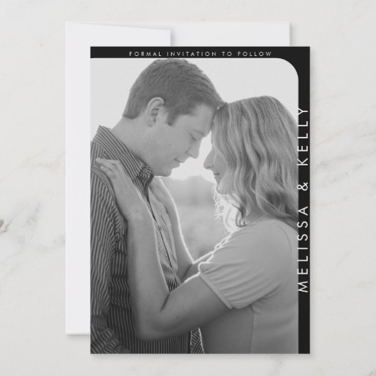 Moderne minimalistische foto bruiloft vet monogram save the date (Achterkant)