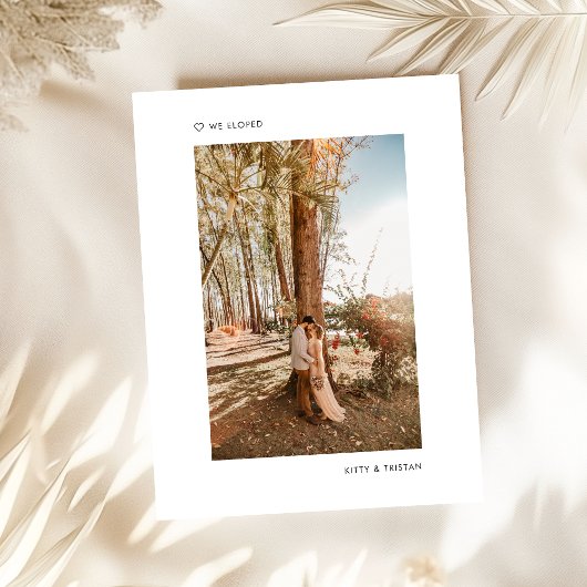 Moderne, minimalistische foto, gewoon gehuwde loti aankondigingskaart