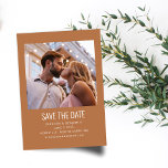 Moderne Minimalistische Foto Trouw Terracotta Save The Date<br><div class="desc">Moderne Minimalistische Foto Trouw 'Save the Date' in Boho Terracotta Bruin</div>