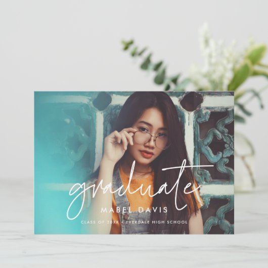 Moderne, minimalistische foto van afstuderen aankondiging (Staand voorkant)