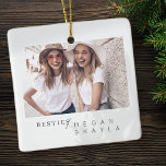Moderne, minimalistische foto van beste vrienden B Keramisch Ornament<br><div class="desc">Het ontwerp bestaat uit een leuke en speelse typografie met een sans serif- en serif-lettertype. Voeg een douanefoto toe.</div>