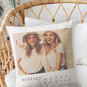 Moderne, minimalistische foto van beste vrienden B Kussen