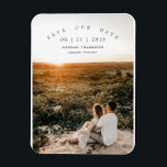 Moderne minimalistische fotobruiloft bespaart datu magneet<br><div class="desc">Het ontwerp is een simplistische moderne bloktopografie en uw geweldige foto. Pas eenvoudig belangrijke informatie over keuze aan. Ideaal voor elk modern trouwthema en perfect voor elk seizoen.</div>