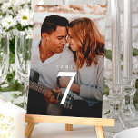 Moderne minimalistische fotobruiloft kaart<br><div class="desc">Deze gepersonaliseerde trouwkaart voegt een romantisch en modern tintje toe aan uw receptiedecor, met een verloving foto van een volledige pagina met een slanke, minimalistische nummeroverlay. De eigentijdse typografie past naadloos bij het portret van het warme en intieme paar en creëert een stijlvol maar sentimenteel middelpunt voor elke tafel. Perfect...</div>