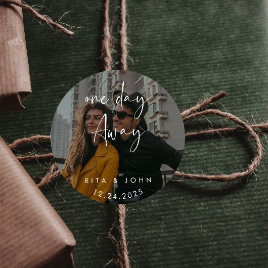 Moderne minimalistische fotobruiloft op een steenw ronde sticker