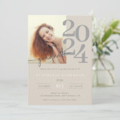 Moderne minimalistische fotoscript afstudeerfeest kaart (Staand voorkant)