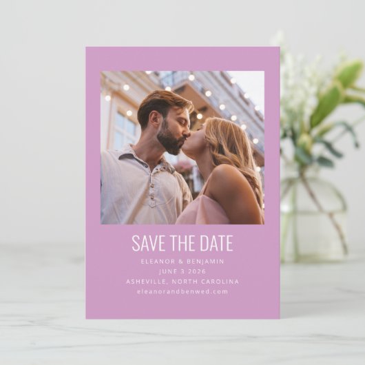 Moderne minimalistische fotoweddenschap Paars Save The Date (Staand voorkant)
