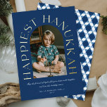 Moderne minimalistische gelukkigste Hanukkah Arc F Folie Feestdagenkaart<br><div class="desc">Dit stijlvolle en minimalistische vakantiekaartontwerp is voorzien van een boog fotosjabloon en een grote klassieke serif folie die op groet in de woorden 'HAPPIEST HANUKKAH' is gedrukt, die zich rond de rand van het boogfotosjabloon op een donkerblauwe achtergrond bevindt. De extra wensen en de familienaam worden gevestigd dichtbij de bodem....</div>