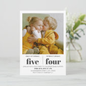 Moderne minimalistische gezamenlijke verjaardagsfe kaart (Staand voorkant)