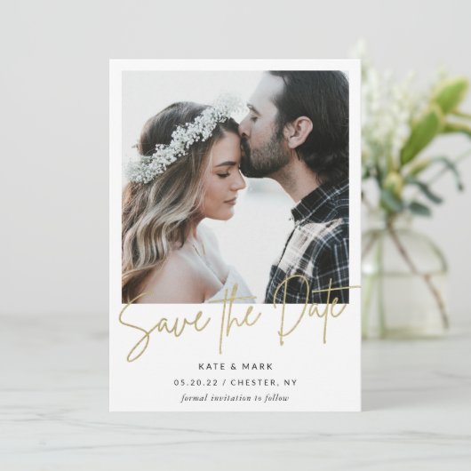 Moderne Minimalistische Gouden Kalligrafie Foto Save The Date (Staand voorkant)