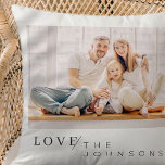 Moderne minimalistische grafische liefdesfamilie - kussen<br><div class="desc">Het ontwerp bestaat uit een leuke en speelse typografie met een sans serif- en serif-lettertype. Voeg een douanefoto toe.</div>
