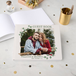 Moderne minimalistische groene verloffoto wo gaste gastenboek