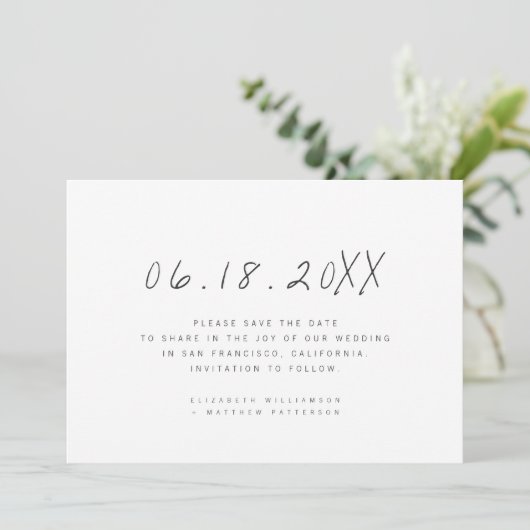 Moderne minimalistische handgeschreven bruiloft save the date (Staand voorkant)