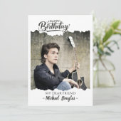 Moderne minimalistische Happy Birthday-fotokaart Aankondiging (Staand voorkant)