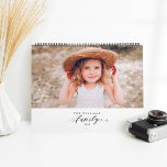 Moderne minimalistische herinneringen uit de multi kalender<br><div class="desc">Verrijk de speciale herinneringen van uw familie en toon uw prachtige familiefoto's met onze moderne, minimalistische multi-fotokalender. Eenvoudig en modern ontwerp met een grote, eenvoudige, eenzijdige fotoontwerplay-out voor elke maand. Een gewaagd zwart achtergrondlijst achter elke foto creëer een modern stijlvol ontwerp met een nadruk op uw maandelijkse call-out foto. Elke...</div>