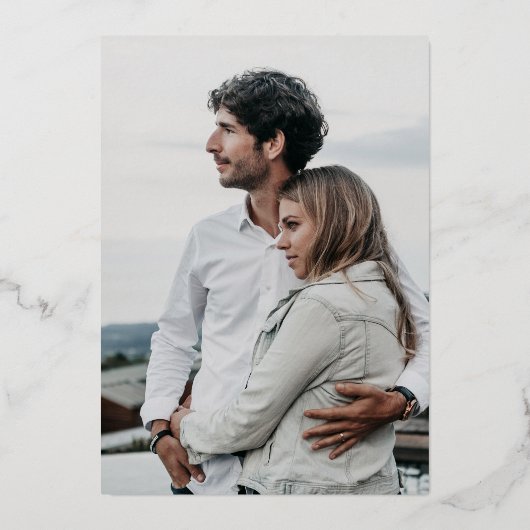 Moderne minimalistische initialen foto groene goud folie uitnodiging (Achterkant)