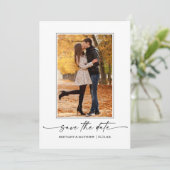 Moderne minimalistische inkt script paar foto QR c Save The Date (Staand voorkant)