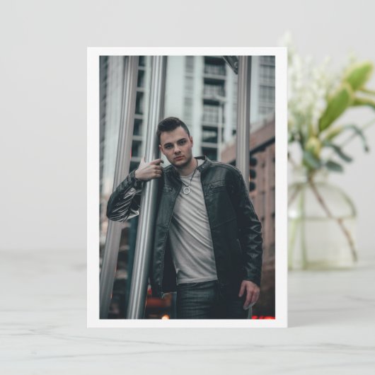 Moderne minimalistische kalligrafie Boy afstuderen Kaart (Staand voorkant)