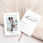 Moderne minimalistische kalligrafie Bridal Brunch Kaart<br><div class="desc">Viel in stijl met deze moderne,  minimalistische bridale brunch-uitnodiging met elegante kalligrafiesdoopvont en een foto van de bruid-aan-zijn.</div>