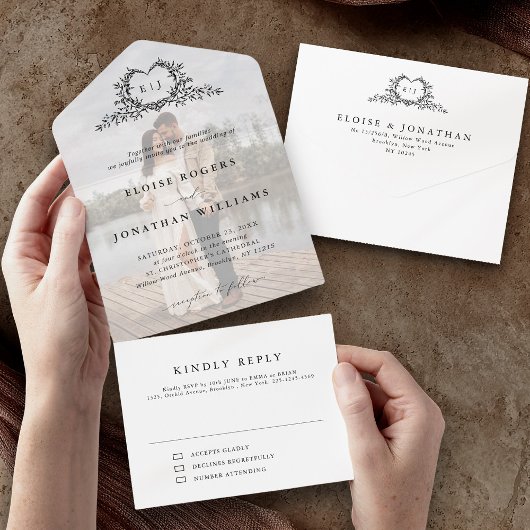 Moderne minimalistische kalligrafie crest monogram all in one uitnodiging