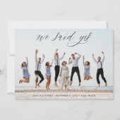 Moderne minimalistische kalligrafie Fotobruiloft Aankondiging (Voorkant)