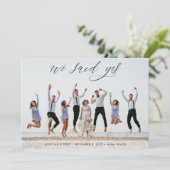 Moderne minimalistische kalligrafie Fotobruiloft Aankondiging (Staand voorkant)