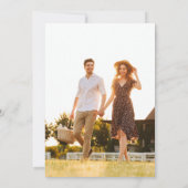 Moderne minimalistische kalligrafie Fotobruiloft Save The Date (Achterkant)