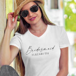 Moderne minimalistische kalligrafie-inktbridesmaïd t-shirt<br><div class="desc">Moderne minimalistische maar elegante kalligrafie Ink Script Bruidsmeisje naam V-hals T-shirt. Zwart & Wit</div>