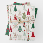 Moderne minimalistische kerstboom, rood groen inpakpapier vel (In situ)