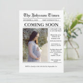 Moderne minimalistische krant Zwangerschap aankond Kaart (Staand voorkant)