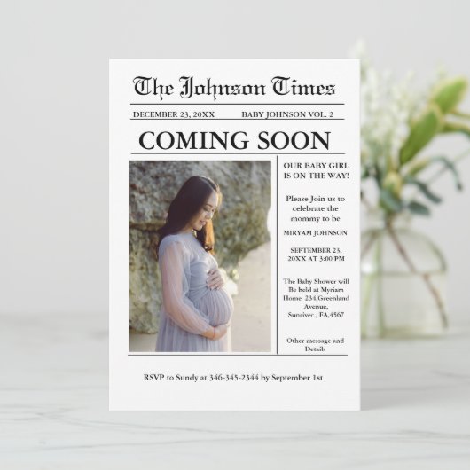 Moderne minimalistische krant Zwangerschap aankond Kaart (Staand voorkant)