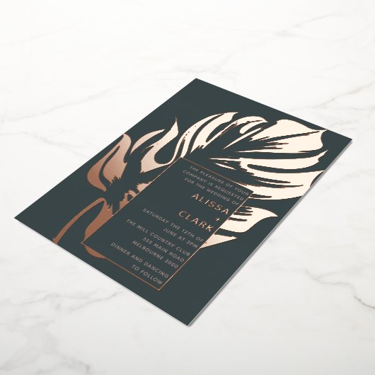 Moderne minimalistische legant monstera lef bruilo folie uitnodiging (Gedraaid)