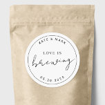 Moderne minimalistische liefde is het brouwen van  ronde sticker<br><div class="desc">Op maat ontworpen stickers voor koffie en thee bruiloft gunsten met "love is brewing" modern minimalistisch zwart-wit design.</div>