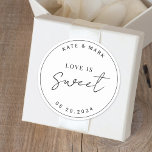 Moderne minimalistische liefde is zoete huwelijksg ronde sticker<br><div class="desc">Op maat ontworpen huwelijksgunst stickers met "love is sweet" modern minimalistisch zwart-wit design.</div>