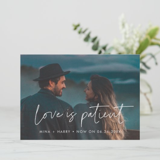 Moderne minimalistische Love is patient trouwupdat Aankondiging (Staand voorkant)